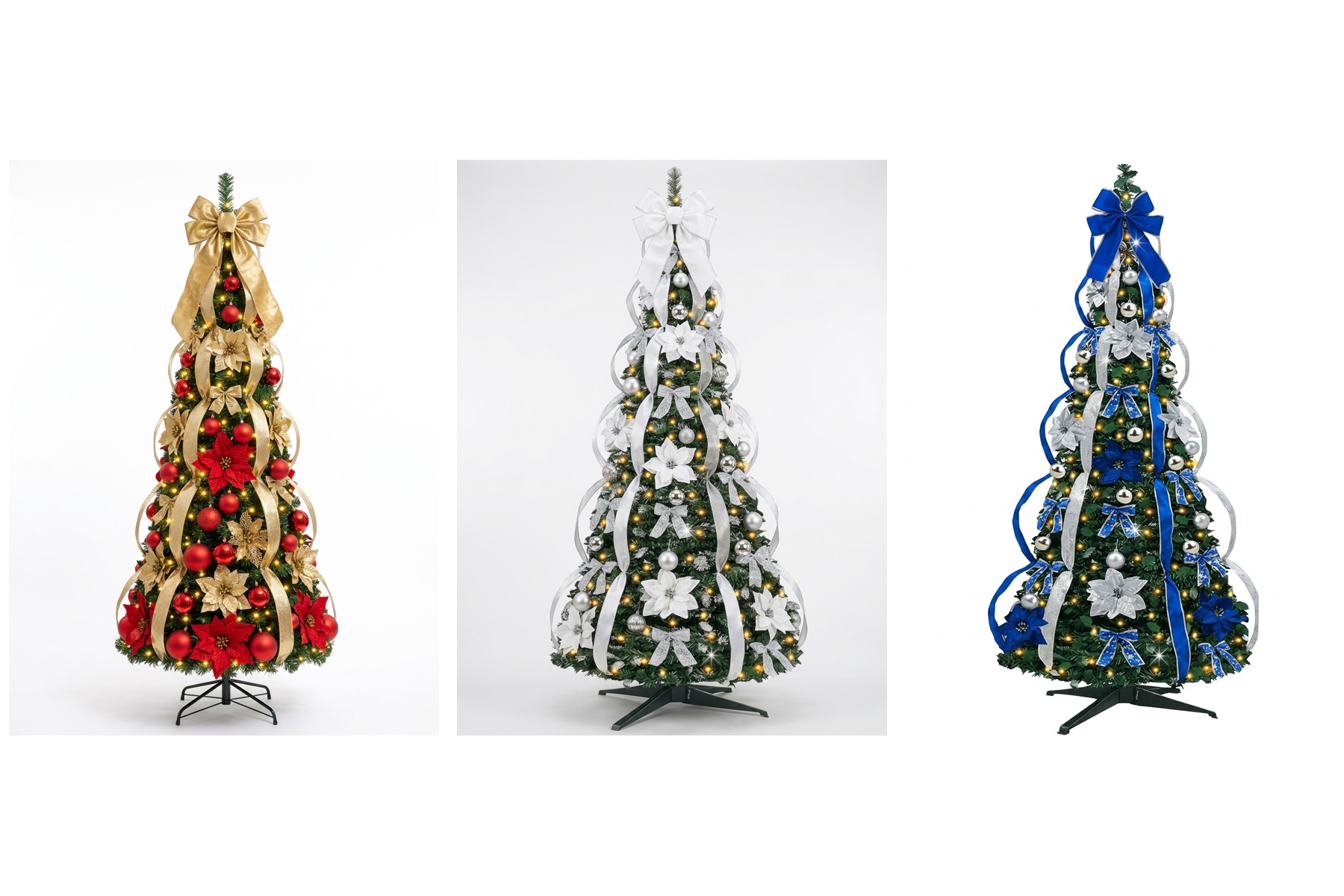 Kit 3 Árvores de Natal Decoradas, com folhagem verde, decoração abundante e base preta, em fundo neutro