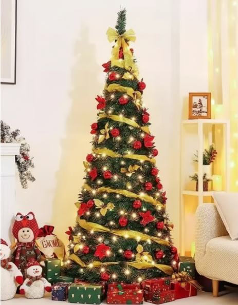 Árvore de Natal decorada com laço dourado, fitas douradas e bolas vermelhas